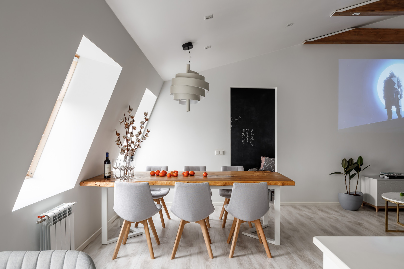 Белая мансардная квартира в историческом центре Петербурга