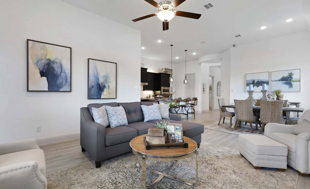 Foto di un soggiorno design aperto con pareti bianche, pavimento in laminato e pavimento beige