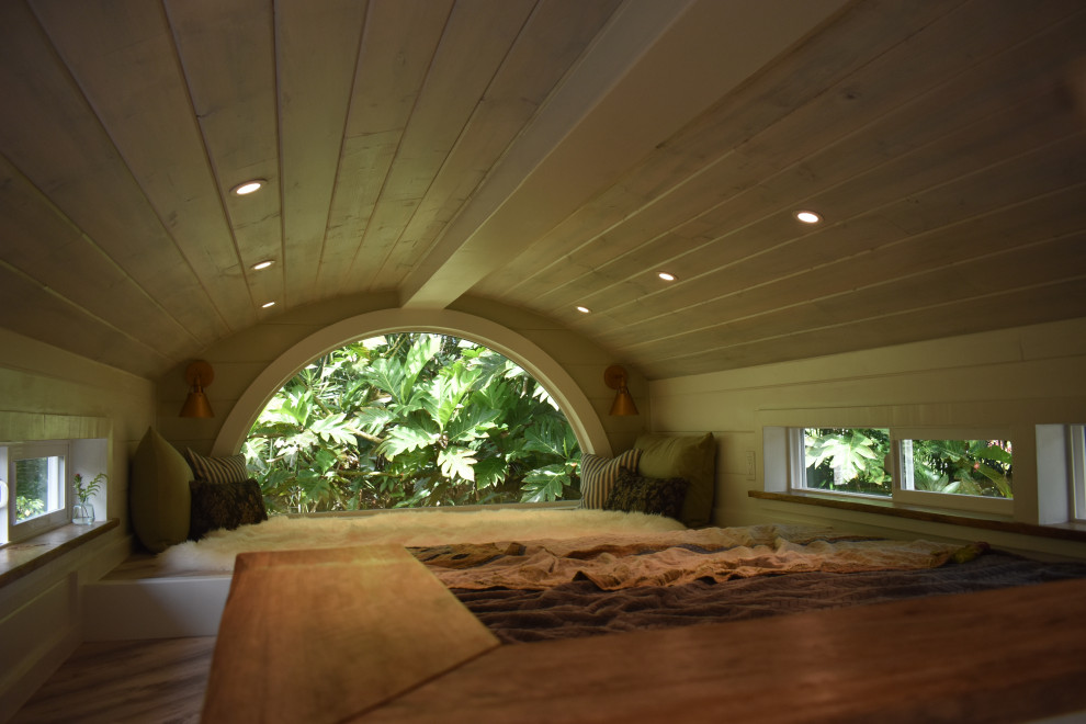 Пример оригинального дизайна: маленькая спальня на антресоли с зелеными стенами, полом из винила, серым полом, потолком из вагонки и стенами из вагонки для на участке и в саду