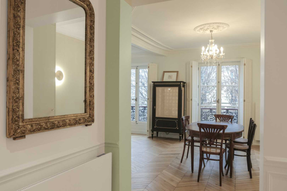 Klassisches Wohnzimmer mit grüner Wandfarbe und hellem Holzboden in Paris