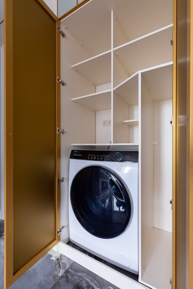 Зеркальный шкаф с распашными дверьми