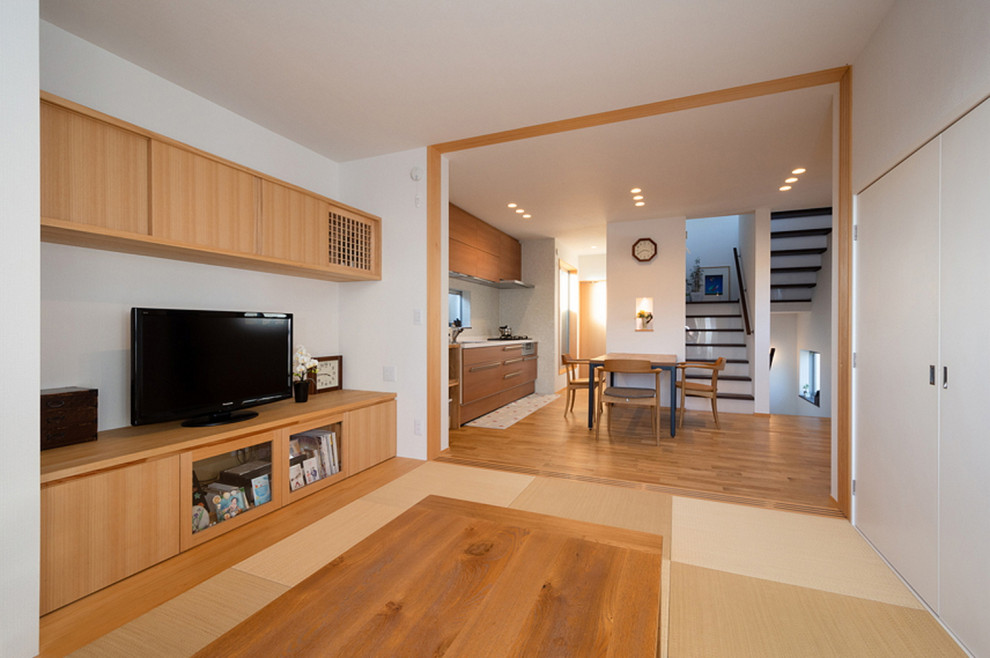 Idées déco pour un salon moderne de taille moyenne et ouvert avec un mur blanc, aucune cheminée, un plafond en papier peint, du papier peint, un sol de tatami et un téléviseur indépendant.