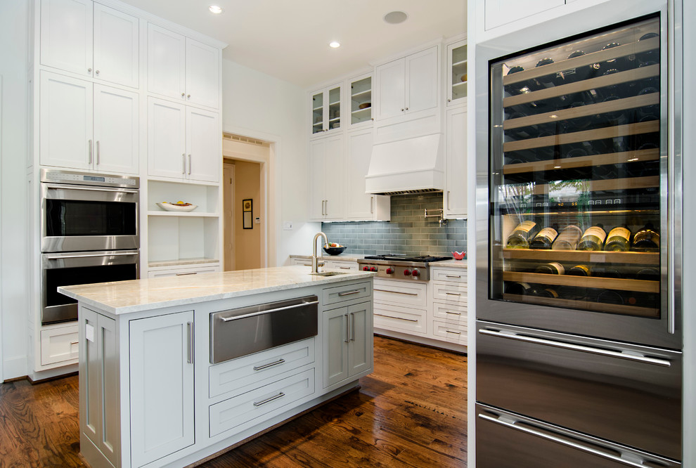 Inspiration for a transitional u-shaped eat-in kitchen in Dallas with an undermount sink, shaker cabinets, white cabinets, quartzite benchtops, porcelain splashback and stainless steel appliances.
