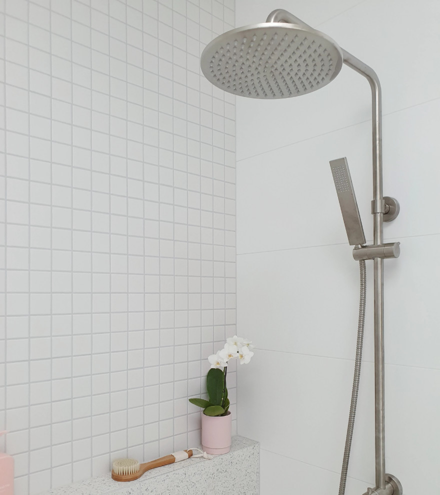 Esempio di una stanza da bagno minimal con doccia ad angolo