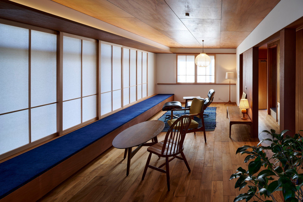 Mittelgroßes, Offenes Modernes Wohnzimmer mit weißer Wandfarbe, braunem Holzboden, braunem Boden, Holzdecke und Holzdielenwänden in Sonstige