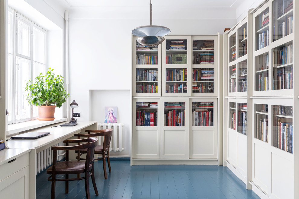 Стильный дизайн: кабинет в стиле ретро с белыми стенами, деревянным полом и синим полом - последний тренд