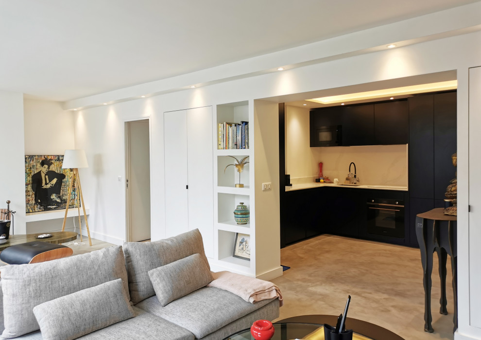 Стильный дизайн: парадная, открытая гостиная комната в современном стиле с белыми стенами, бетонным полом, серым полом и многоуровневым потолком - последний тренд