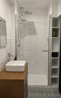 Светлый дизайн для маленькой ванны