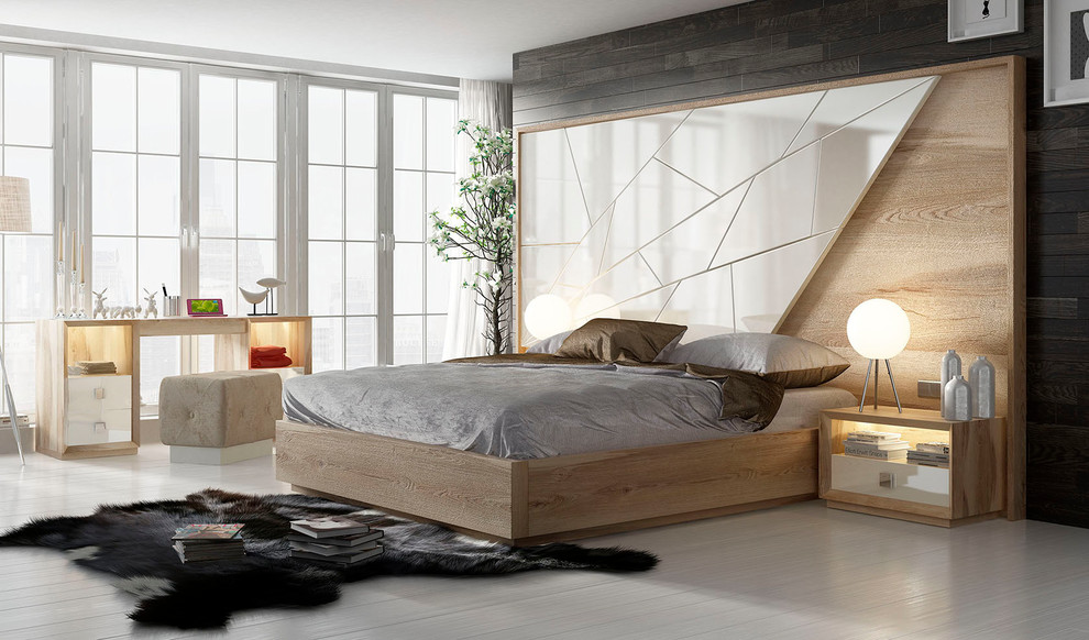 Пример оригинального дизайна: хозяйская спальня в современном стиле с черными стенами, полом из керамогранита и серым полом