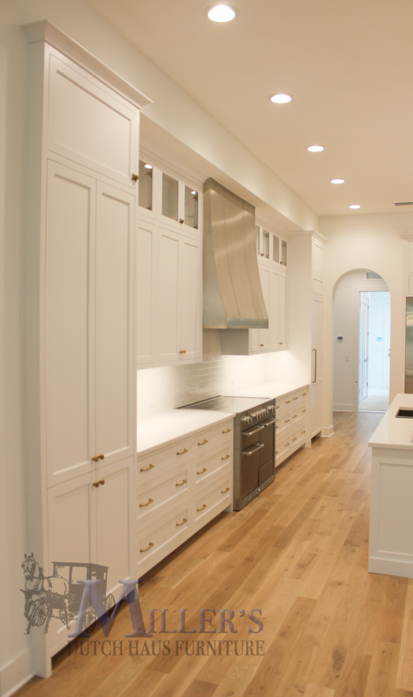 Esempio di una grande cucina classica con lavello da incasso, ante in stile shaker, ante bianche e pavimento beige