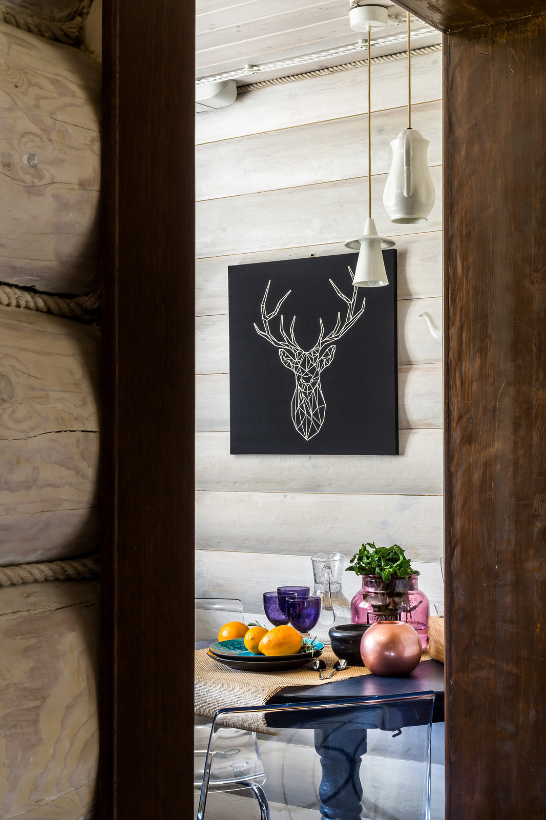 Черно-белая баня с яркими акцентами