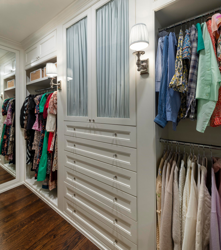 Idéer för små vintage walk-in-closets för könsneutrala, med luckor med profilerade fronter, vita skåp, mellanmörkt trägolv och brunt golv