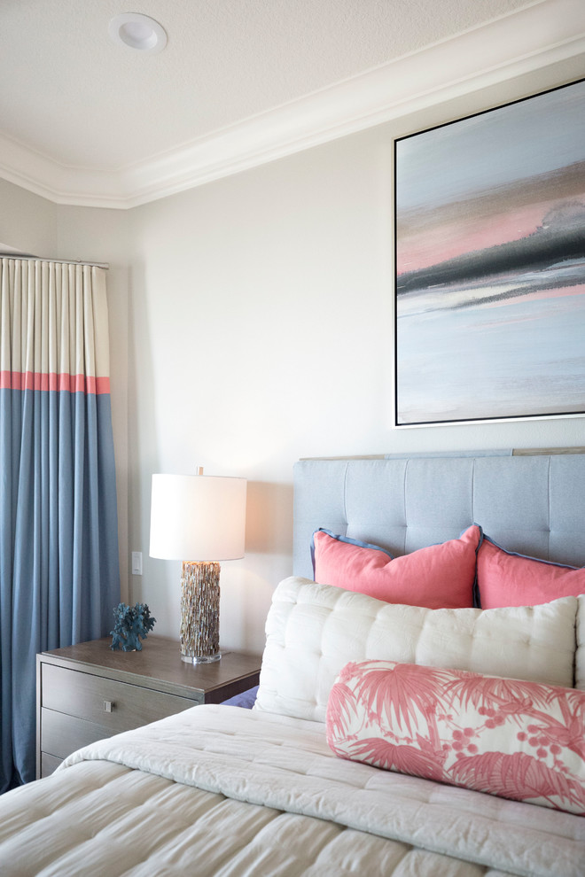 Example of a transitional home design design in Orlando