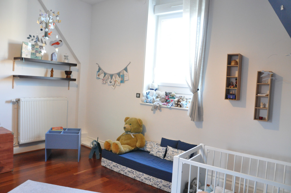 Idee per una cameretta per bambini da 4 a 10 anni scandinava di medie dimensioni con pareti blu e parquet scuro