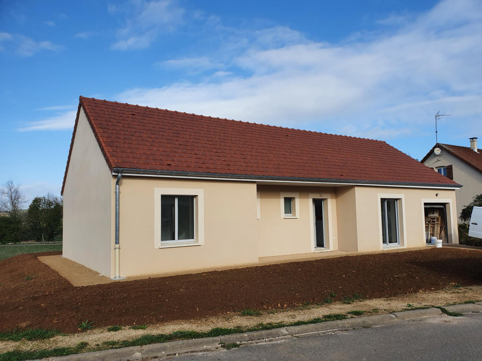 Inspiration for a mid-sized contemporary one-storey beige house exterior in Dijon with a gable roof, a tile roof and a brown roof.
