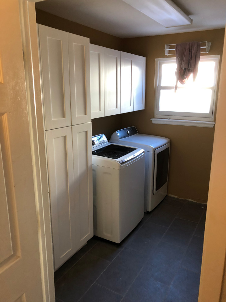 Einzeilige, Kleine Klassische Waschküche mit Schrankfronten im Shaker-Stil, weißen Schränken, brauner Wandfarbe, Bambusparkett, Waschmaschine und Trockner nebeneinander und grauem Boden in Denver