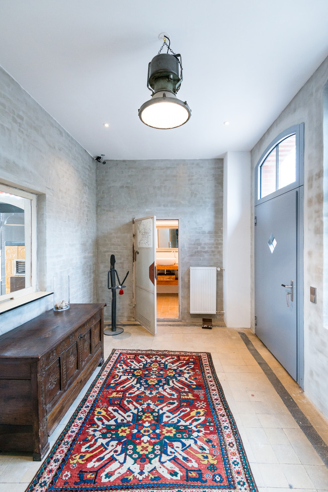 Photo of a mid-sized eclectic entryway in Berlin with grey walls.