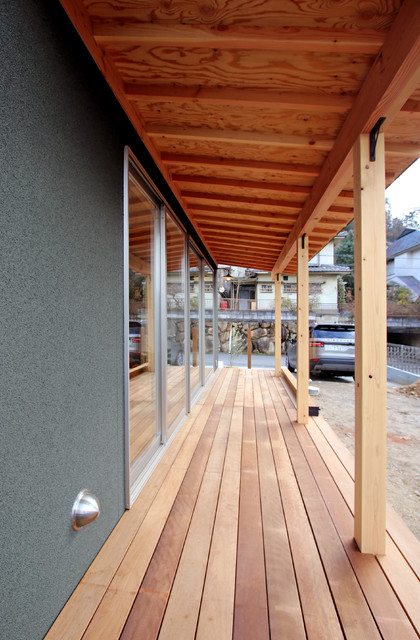 デッキと庇 moderno-terraza-y-balcon