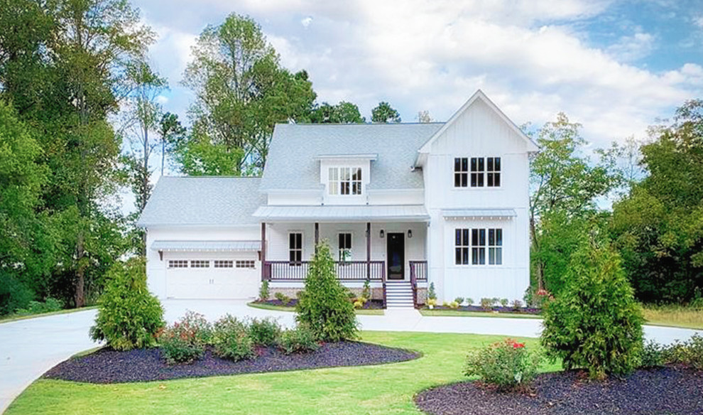 Diseño de fachada de casa blanca y gris de estilo de casa de campo grande de dos plantas con revestimiento de madera, tejado a dos aguas y tejado de teja de madera