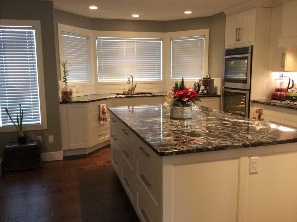 Kitchen - transitional kitchen idea in Vancouver