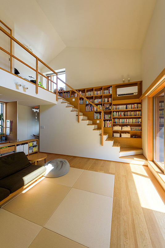 Immagine di un soggiorno aperto con pareti bianche, pavimento in tatami, soffitto in carta da parati e carta da parati