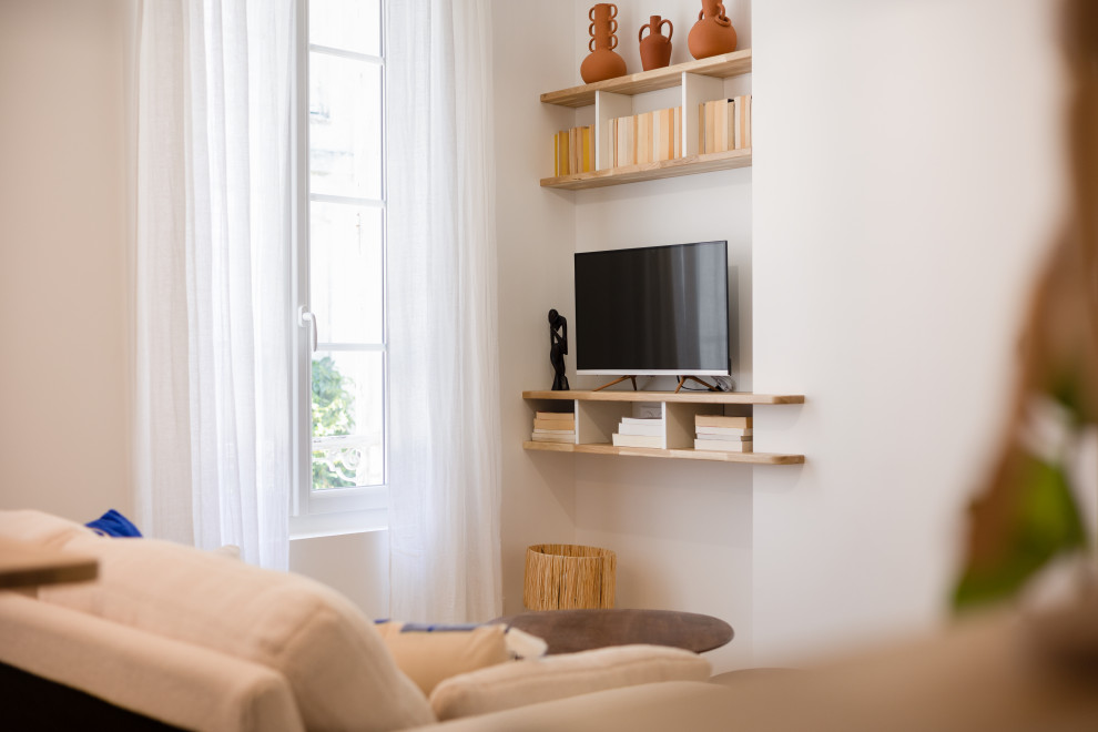 Идея дизайна: открытая гостиная комната среднего размера, в белых тонах с отделкой деревом в морском стиле с белыми стенами, светлым паркетным полом и отдельно стоящим телевизором