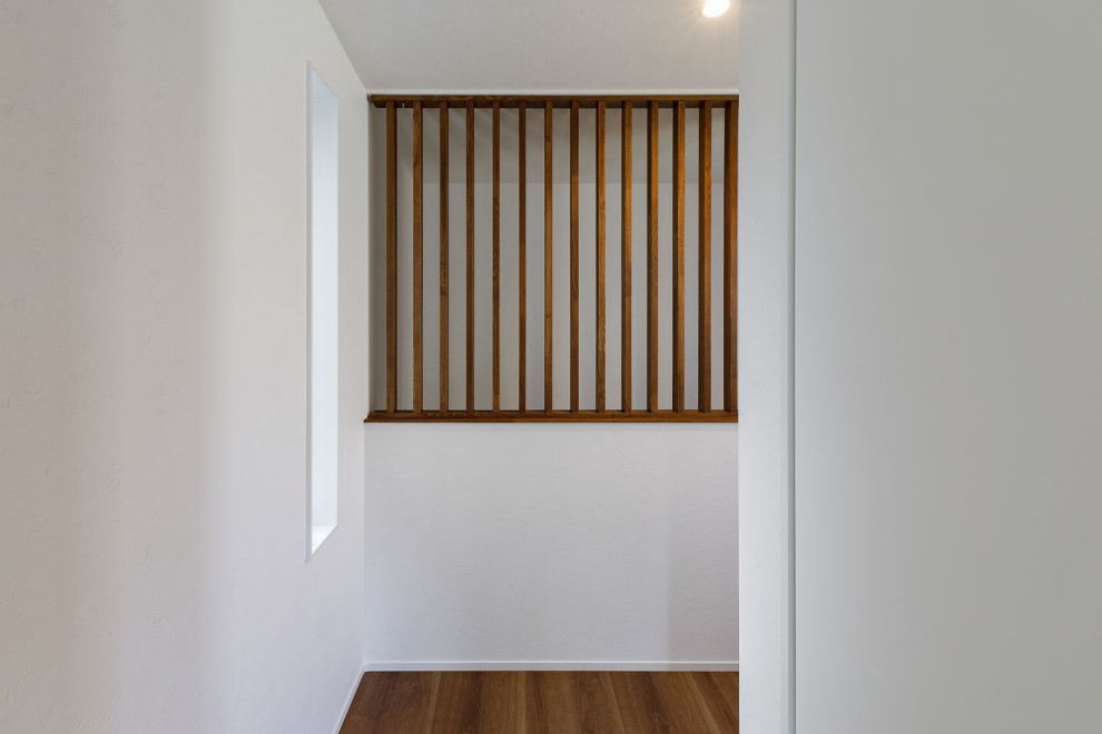 Kleine Moderne Treppe in U-Form mit Holz-Setzstufen und Tapetenwänden in Osaka