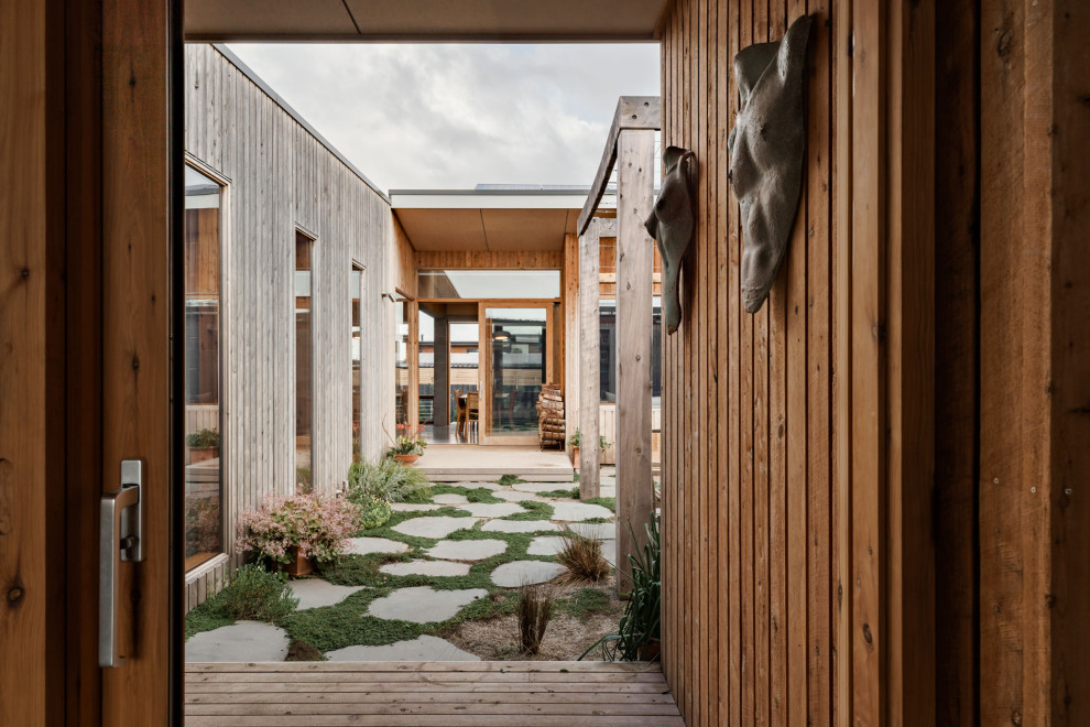 Mid-sized and australian native midcentury courtyard full sun xeriscape in Geelong with natural stone pavers.