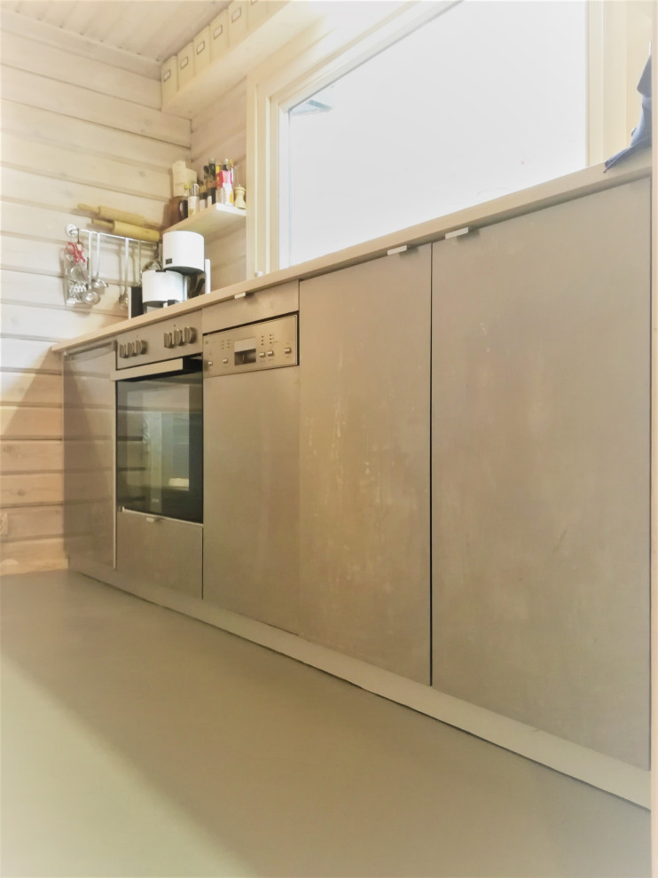 Foto de cocina comedor lineal minimalista pequeña con fregadero encastrado, encimera de madera, electrodomésticos de acero inoxidable, suelo de linóleo, suelo gris, encimeras blancas y madera