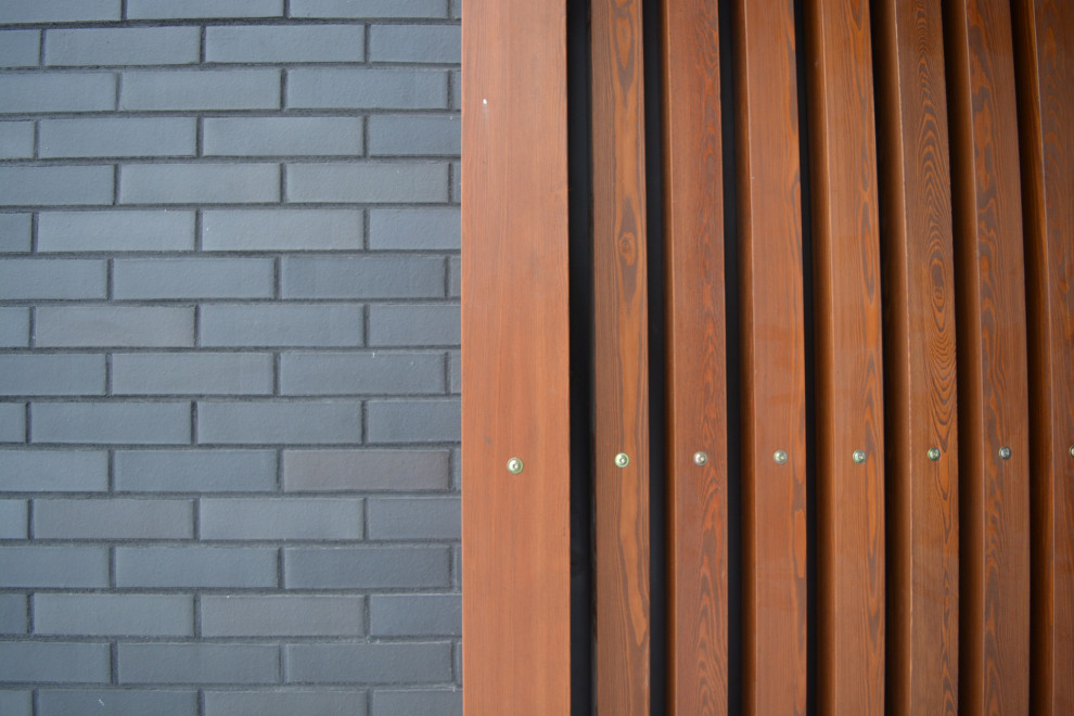 Дом в современном стиле. Кирпич и планкен.