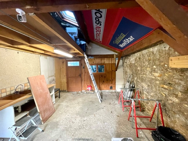 RENOVATION INTERIEURE: aménagement d'un studio, bureau, chambre et point d'eau