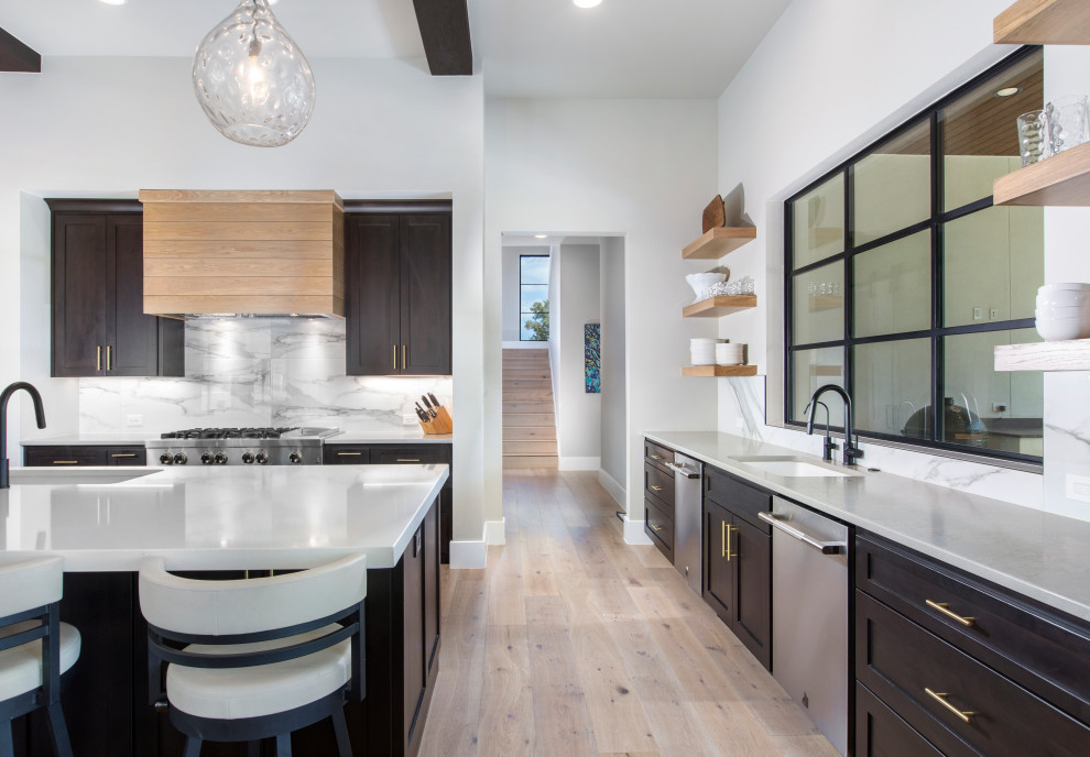 Kitchen - modern kitchen idea in Austin