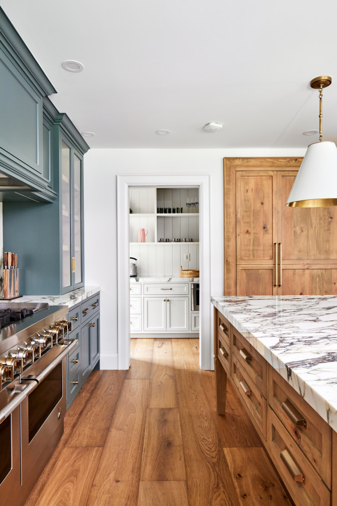 Kitchen - transitional kitchen idea in Toronto