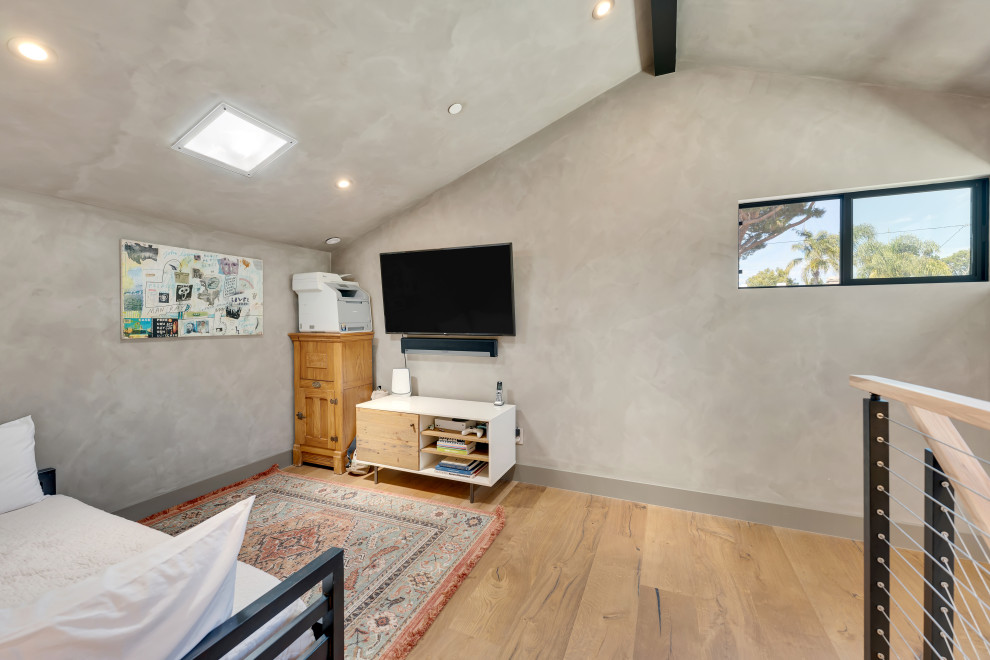 Idee per una cameretta per bambini minimalista di medie dimensioni con pareti grigie, pavimento in legno massello medio, pavimento marrone e soffitto a volta
