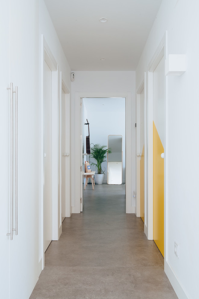 Идея дизайна: коридор среднего размера: освещение в скандинавском стиле с белыми стенами, полом из керамогранита и серым полом