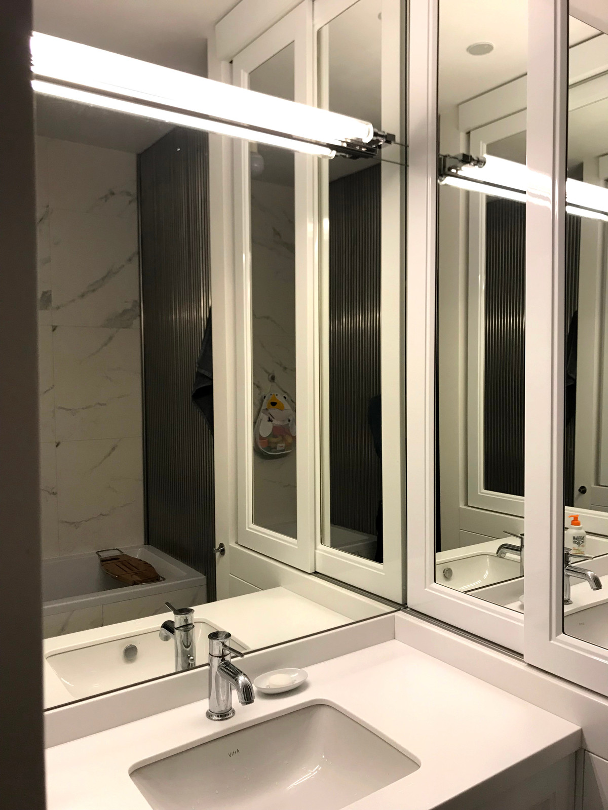 Черно-белая гамма и дуб