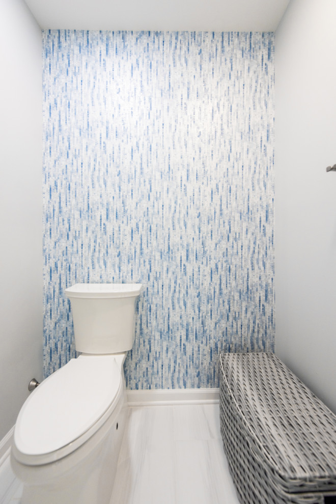 Maritim inredning av ett stort grå grått en-suite badrum, med luckor med infälld panel, blå skåp, ett platsbyggt badkar, våtrum, en toalettstol med separat cisternkåpa, svart och vit kakel, porslinskakel, blå väggar, klinkergolv i porslin, ett undermonterad handfat, granitbänkskiva, grått golv och dusch med gångjärnsdörr