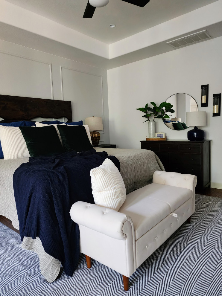 Foto de dormitorio principal clásico renovado de tamaño medio con paredes blancas, suelo de madera en tonos medios, suelo marrón, bandeja y boiserie