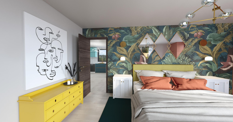 Пример оригинального дизайна: хозяйская спальня среднего размера в стиле фьюжн с разноцветными стенами, бежевым полом, обоями на стенах и светлым паркетным полом без камина