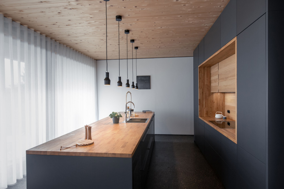 Idéer för att renovera ett mellanstort funkis linjärt kök och matrum, med öppna hyllor och en köksö