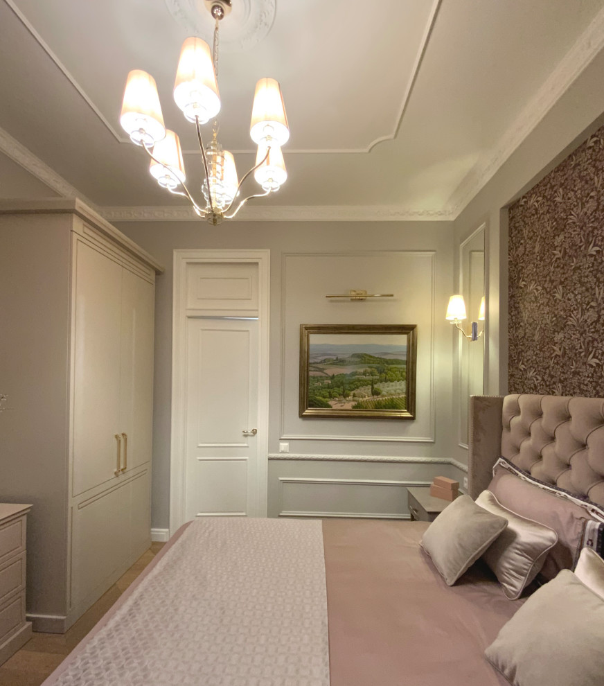 Kleines Klassisches Hauptschlafzimmer mit grauer Wandfarbe, braunem Holzboden und braunem Boden in Moskau