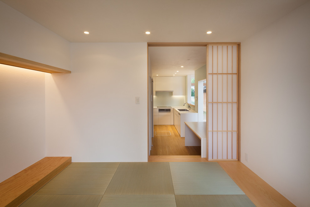 他の地域にある和風のおしゃれなファミリールーム (白い壁) の写真