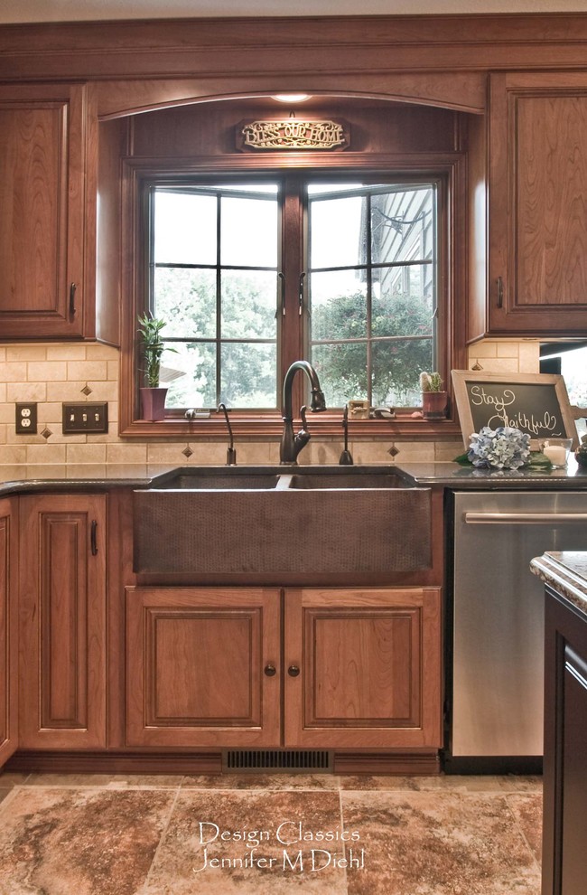Photo of a mid-sized traditional kitchen in Cleveland.