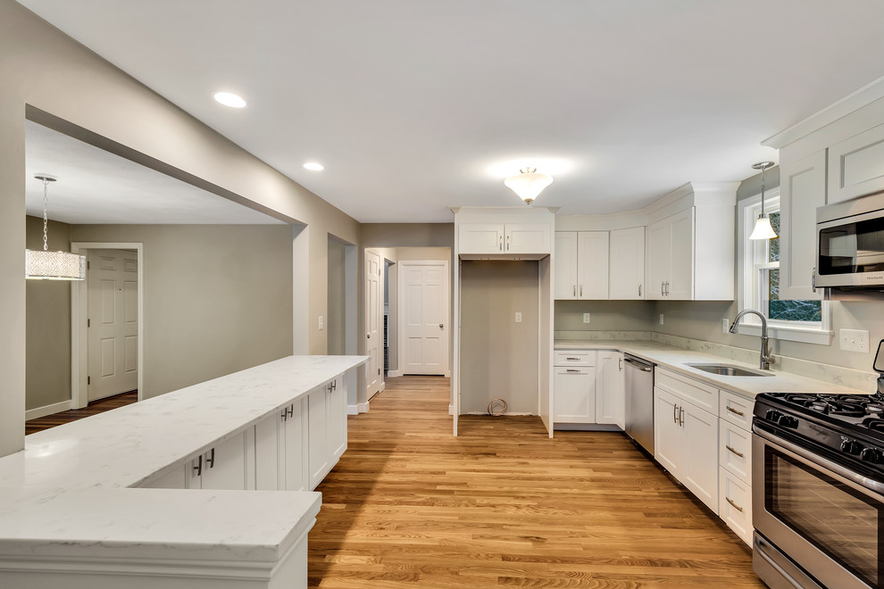 Example of a transitional home design design in Boston