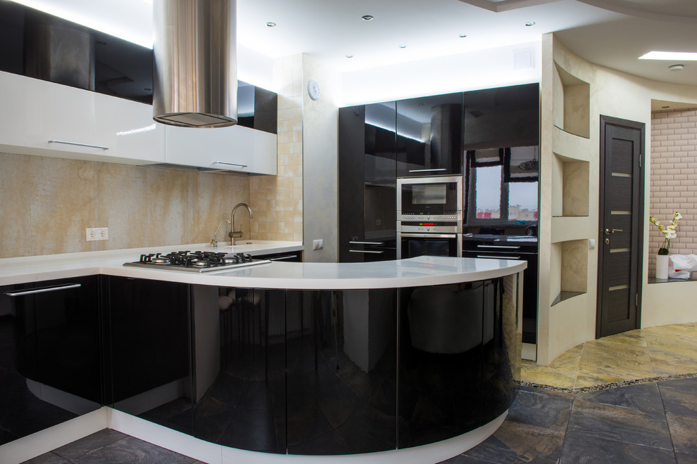 черно-белая кухня с полуостровом