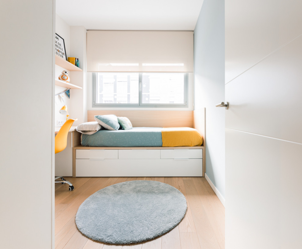 Diseño de dormitorio infantil escandinavo de tamaño medio con paredes blancas, suelo de madera en tonos medios y suelo marrón