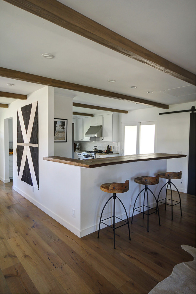 Country home design photo in Santa Barbara
