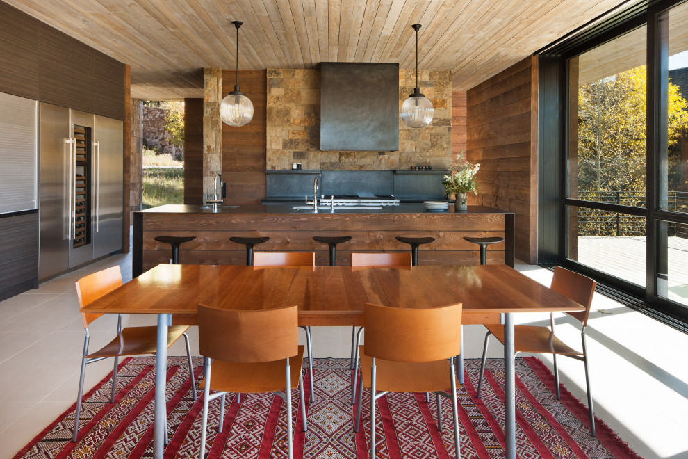 Idee per una sala da pranzo stile rurale con pareti marroni, pavimento in gres porcellanato, pavimento beige, soffitto in legno e pareti in legno