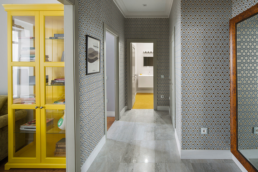 На фото: коридор в современном стиле с серыми стенами с