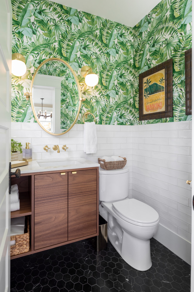 На фото: маленькая ванная комната в стиле фьюжн с плоскими фасадами, фасадами цвета дерева среднего тона, раздельным унитазом, белой плиткой, керамической плиткой, зелеными стенами, мраморным полом, врезной раковиной, столешницей из искусственного кварца, черным полом, белой столешницей, тумбой под одну раковину, подвесной тумбой и обоями на стенах для на участке и в саду с
